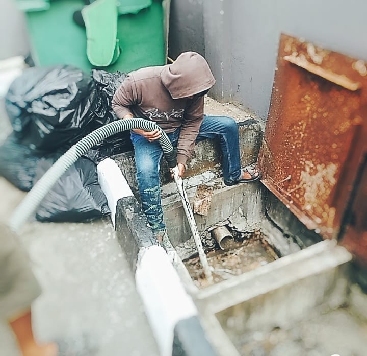 Tim sedot WC Bandung Sejahtera di lokasi pelanggan