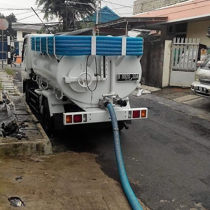 Pekerjaan perbaikan saluran mampet oleh tim profesional