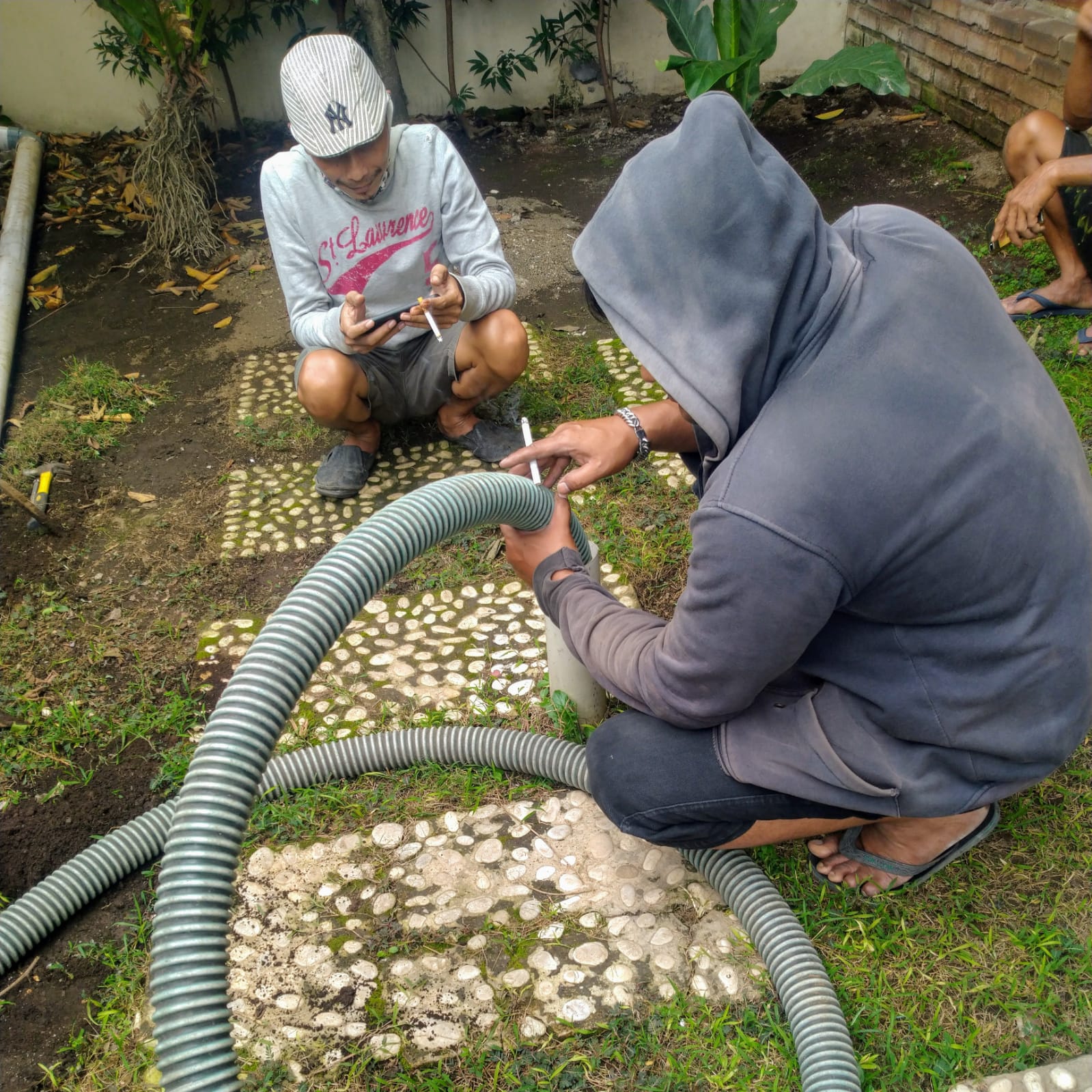 Proses kerja sedot WC yang bersih dan profesional